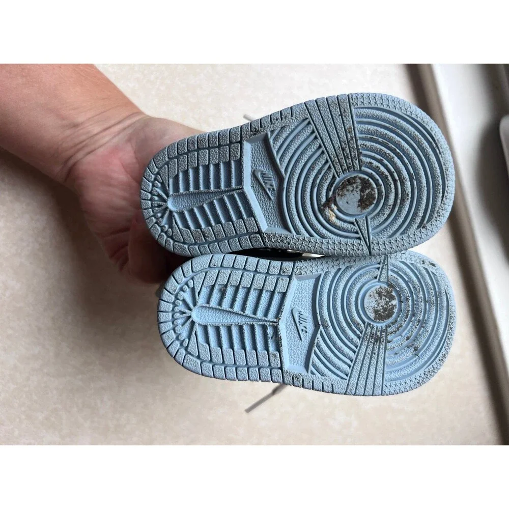 Toddler Nike air Jordan’s size 4
